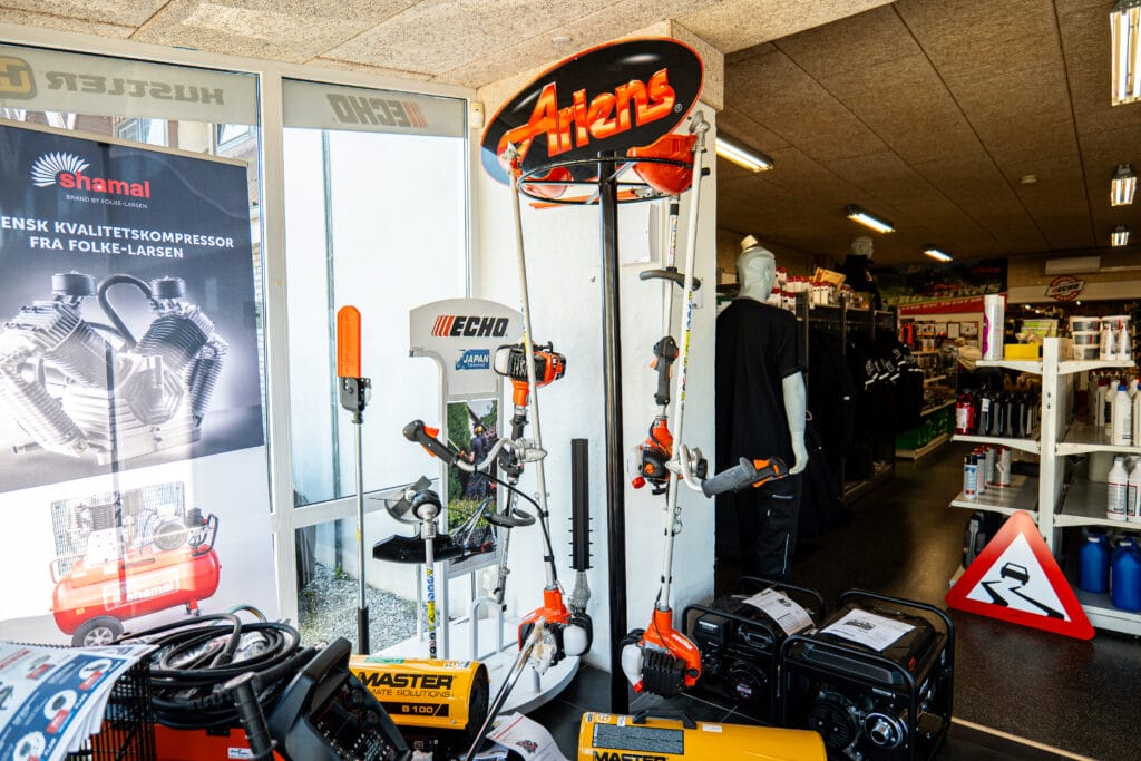 Havebutik med motorredskaber og generatorer indendørs