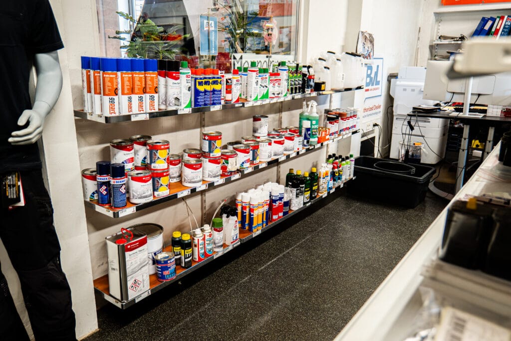 Hylder med bilplejeprodukter og kemikalier i butik