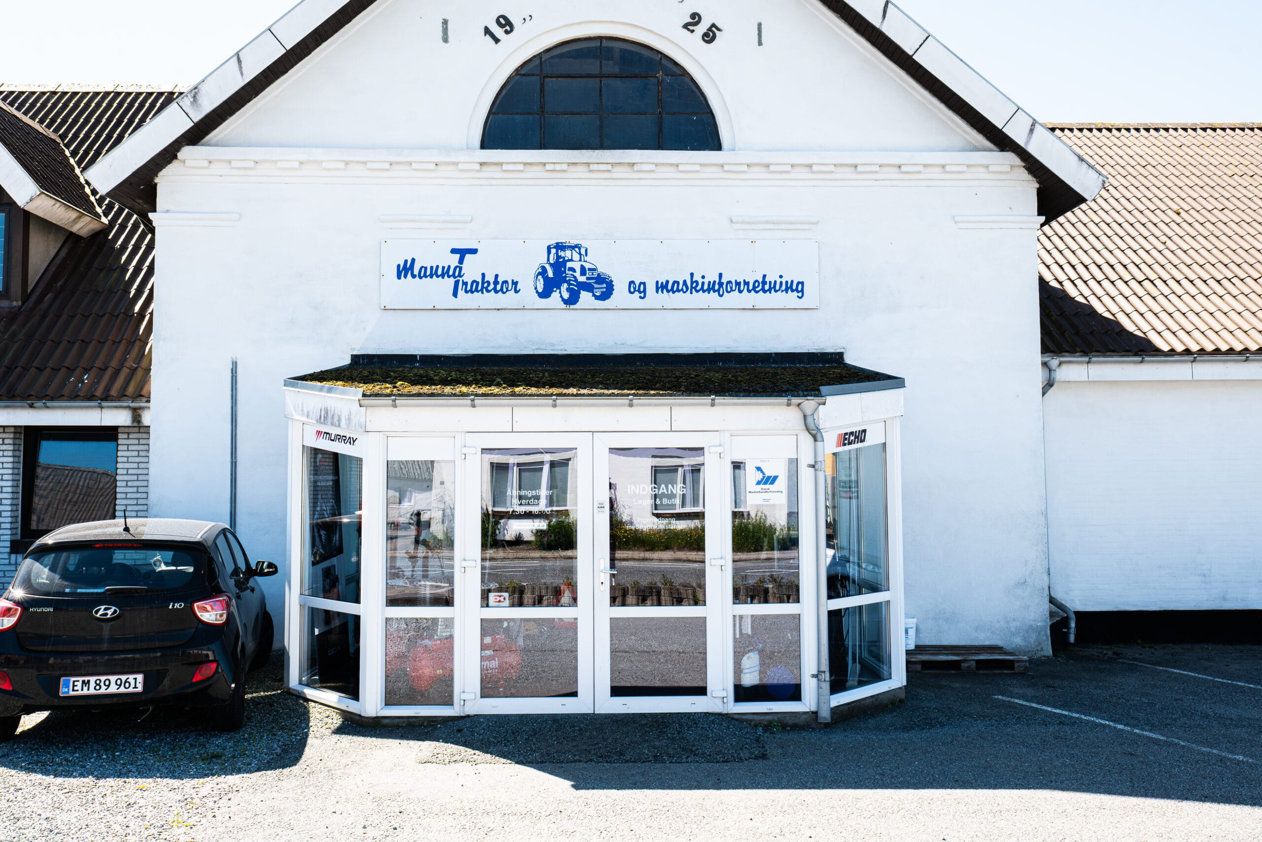 Mauna Traktor og maskinforretning facade med indgang