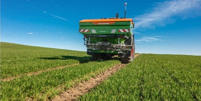 Amazone ZA-TS 4201 gødningsspreder i marken